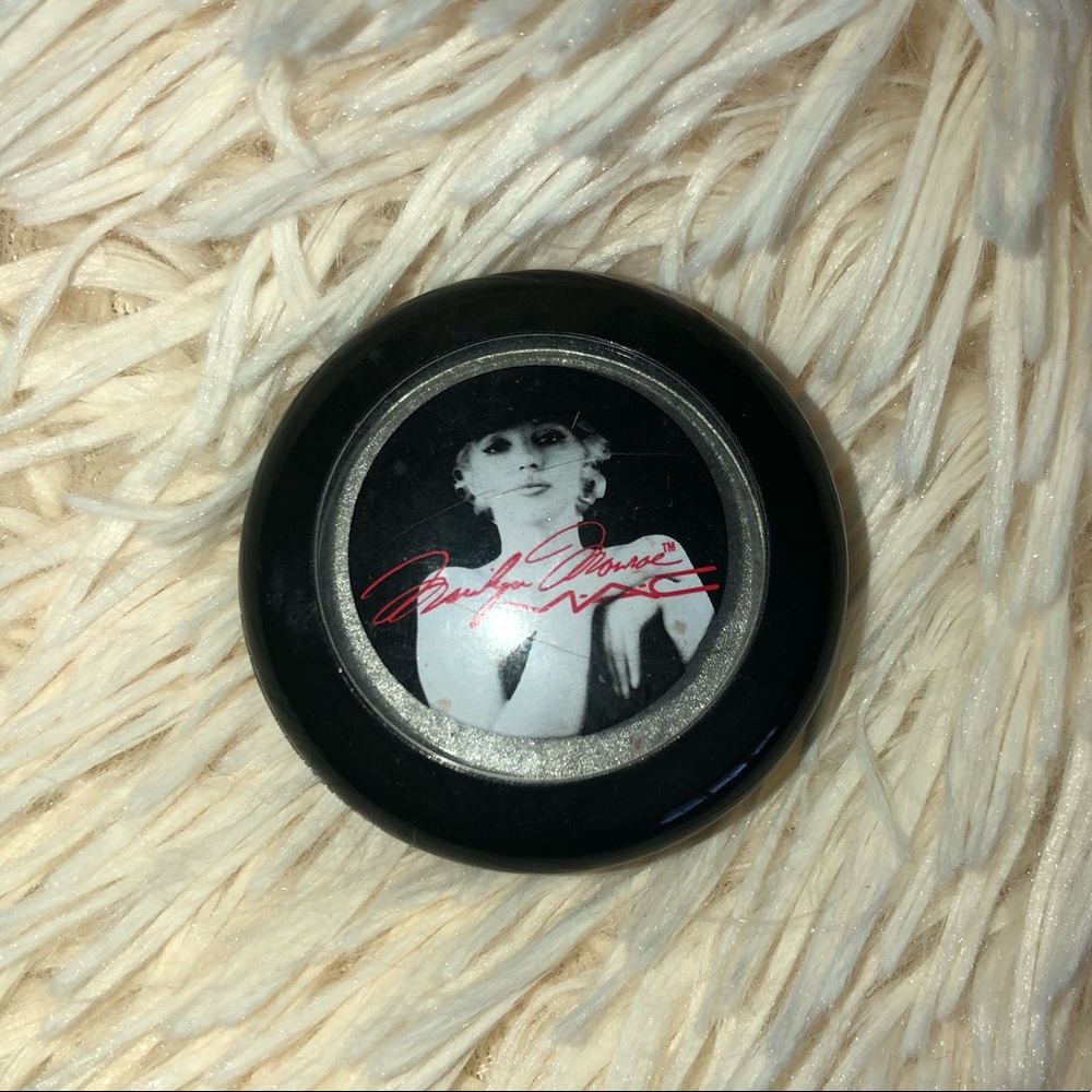 LE MAC Marilyn Monroe eyeshadow DISINFECTED